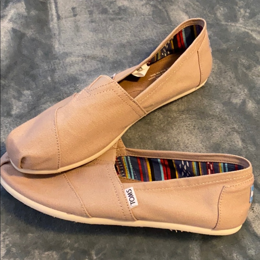 NEW WITHOUT TAGS Tan Toms
